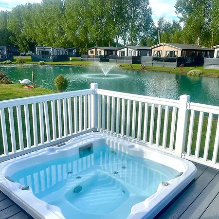 Honey Bee Lodge With Hot Tub-2